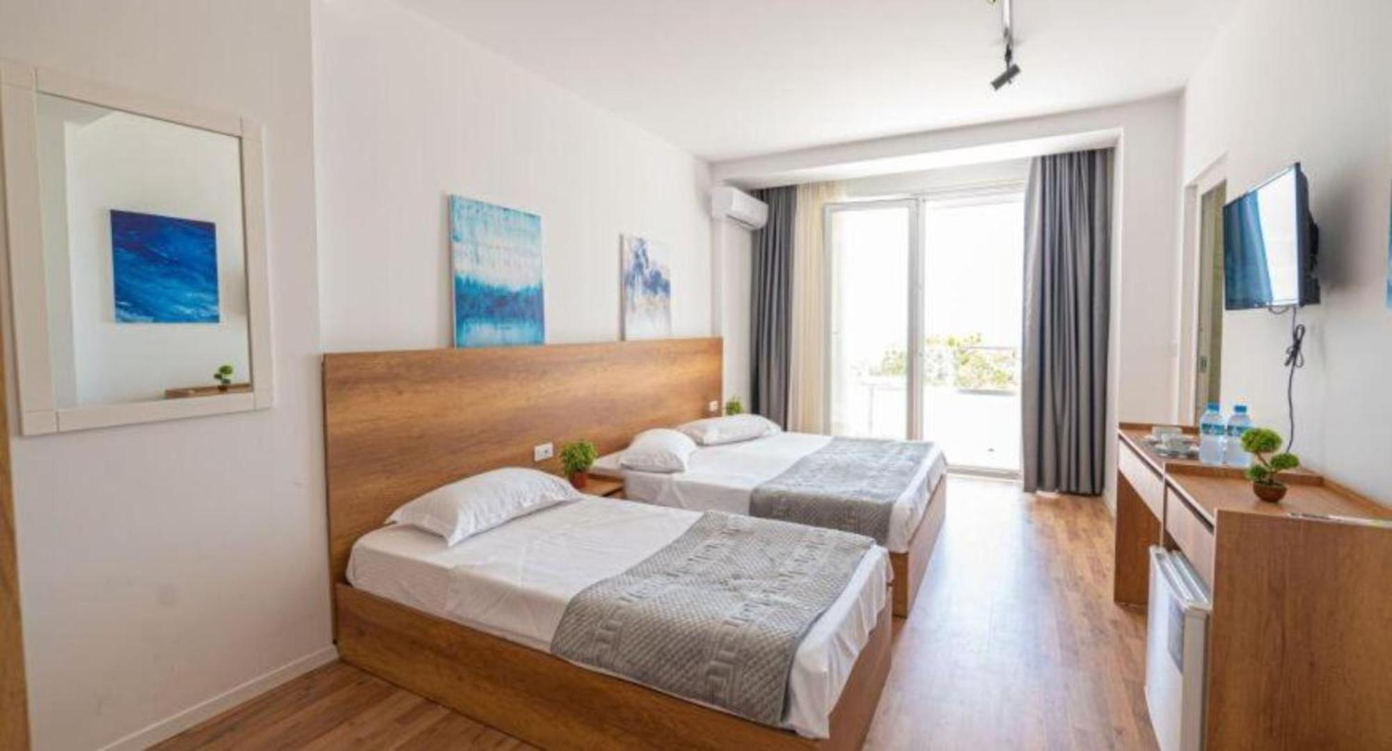 Hotel Besani Драч Екстериор снимка