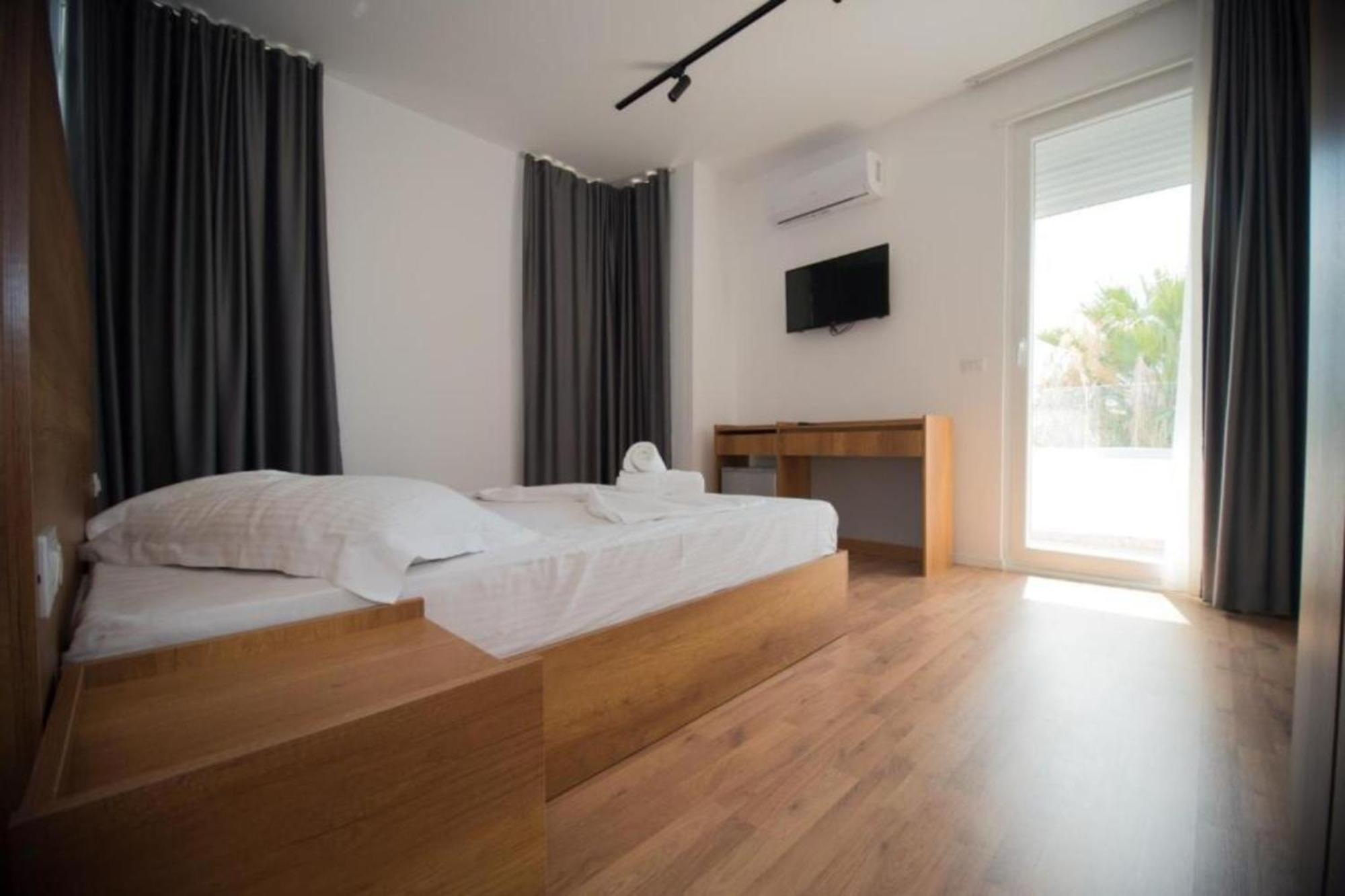 Hotel Besani Драч Екстериор снимка