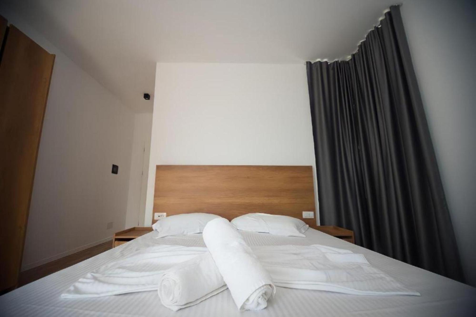 Hotel Besani Драч Екстериор снимка