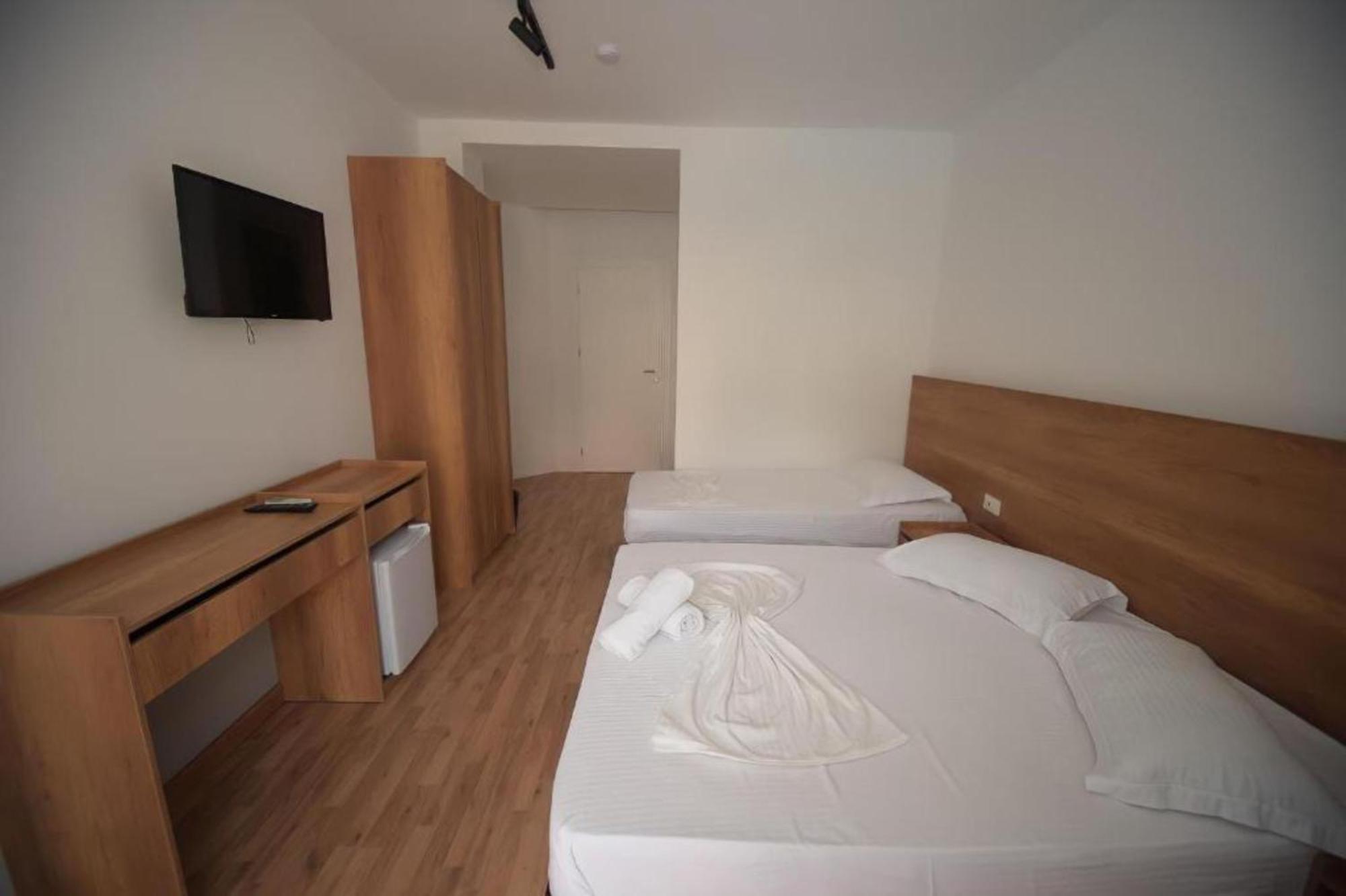 Hotel Besani Драч Екстериор снимка
